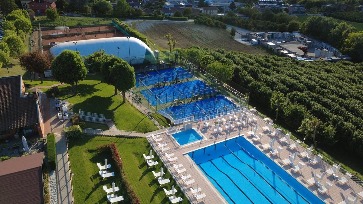 Pool, terrace and hospitality at Tennis Club Alba